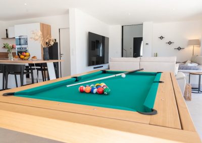 Table à manger et billard pivotant haut de gamme 2 en 1 : élégance et convivialité pour notre villa de luxe aux portes du golfe du Morbihan.