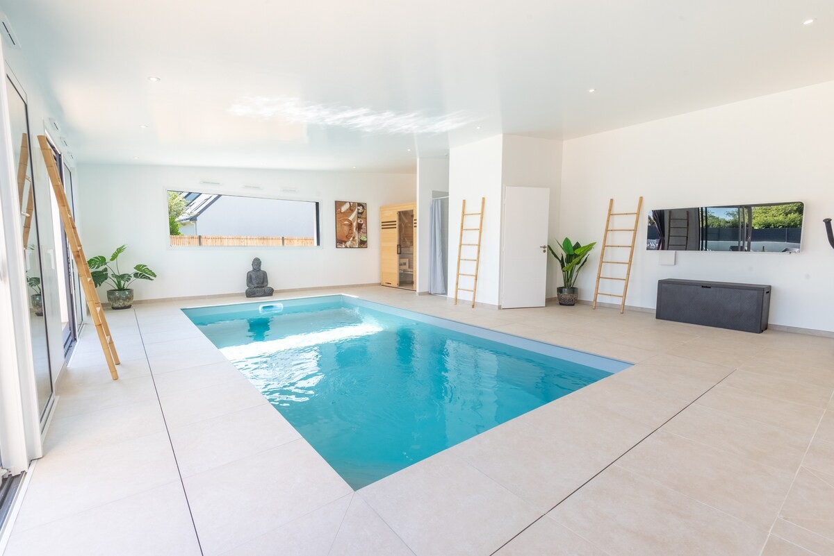 Notre villa de luxe situé en Bretagne à à Erdeven dans le Morbihan Sud vous accueille dans son espace détente avec sa piscine intérieure chauffée à 28°C, son sauna, son petit salon le tout dans une ambiance zen.