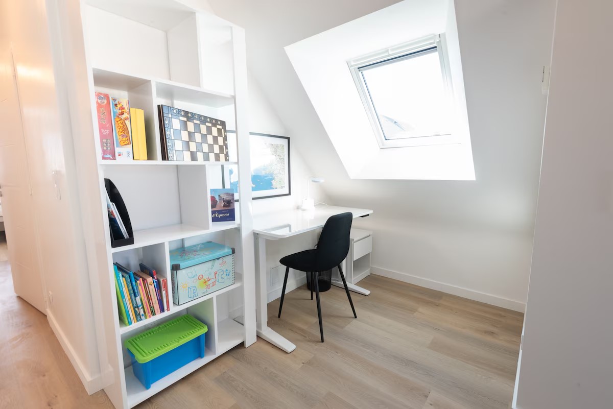 Le bureau ergonomique situé sur la Mezzanine un peu à l'écart permet de travailler en toute tranquillité avec le WIFI Fibre disponible dans toute la maison située en Bretagne sud à Erdeven