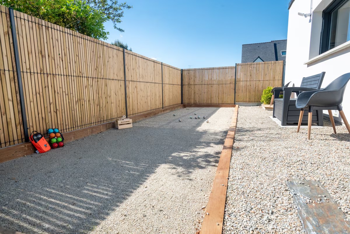 Un véritable terrain de pétanque où vous pourrez vous amuser en famille est situé à l'arrière de la maison en Morbihan Sud, Erdeven, .