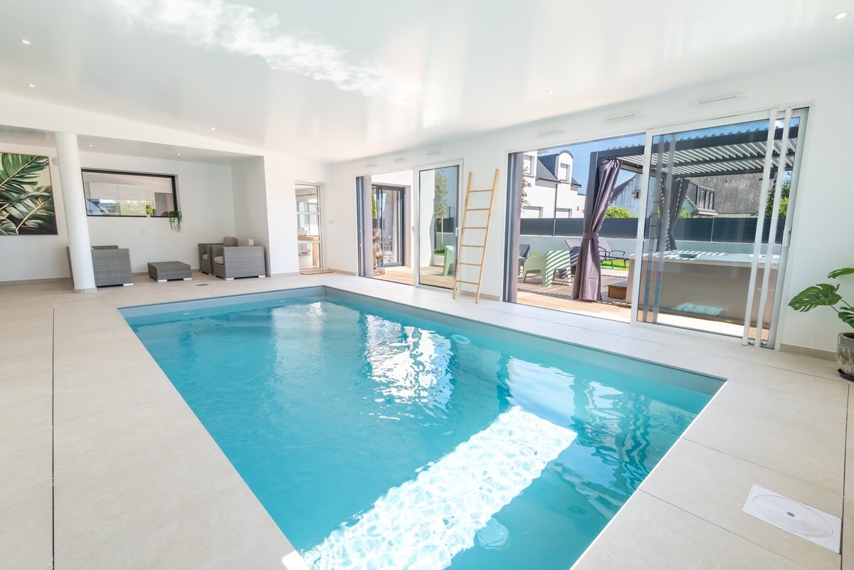ESPACE DETENTE Notre villa de luxe situé en Bretagne à à Erdeven dans le Morbihan Sud vous accueille dans son espace détente avec sa piscine intérieure chauffée à 28°C, son sauna, son petit salon le tout dans une ambiance zen.