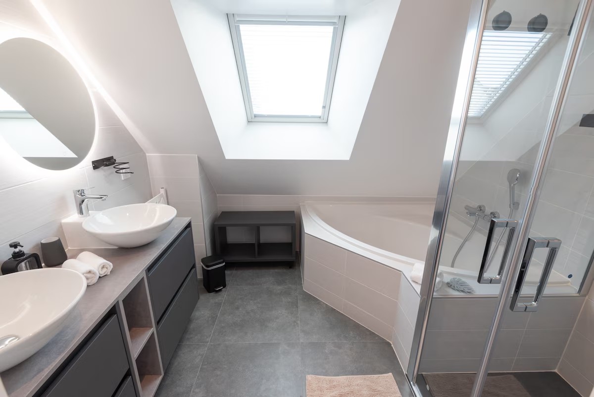 Notre villa située à Erdeven, dans le Morbihan, vous propose au 1er étage une salle de bain spacieuse, équipée d’une douche et d’une baignoire. Vous y trouverez également double vasques, grands miroirs, radiateur-séchoir, rangements pratiques et sèche-cheveux, pour un confort optimal durant votre séjour.