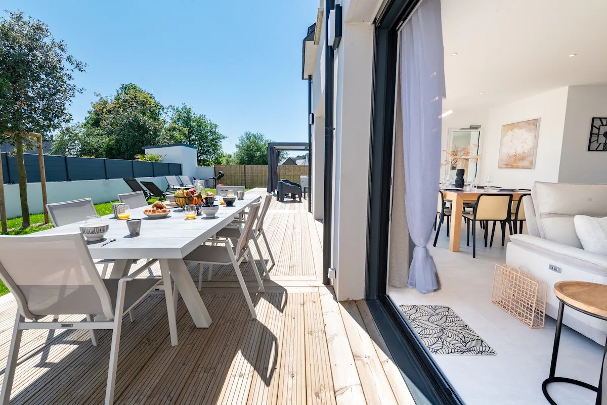 SALON SALLE A MANGER TERRASSE Un cocon spacieux qui combine le salon, la salle à manger et la terrasse pour accueillir jusqu'à 10 personnes dans notre maison située dans un lotissement calme d'Erdeven dans le Morbihan, Bretagne Sud