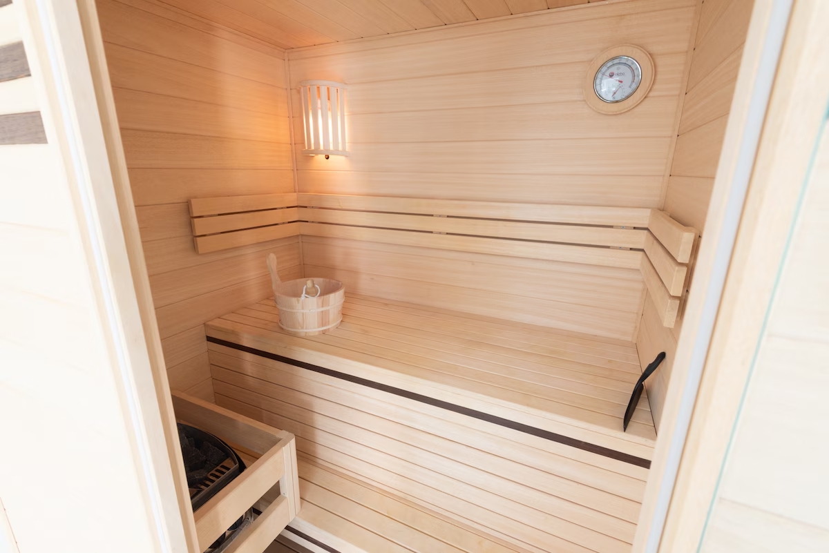 Profitez du sauna en bois pouvant accueillir 2 personnes dans notre villa de luxe situé en Bretagne à Erdeven dans le Morbihan Sud